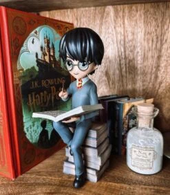Figurine Harry Potter Sur Une Pile De Grimoires -Harry Potter Série Magasin figurine harry potter sur une pile de grimoires 2