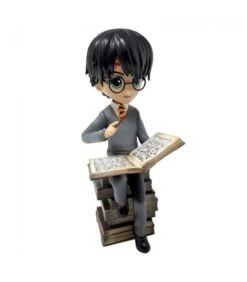 Figurine Harry Potter Sur Une Pile De Grimoires