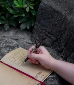 Stylo Baguette 25 Cm Avec Support Et Marque-page Lenticulaire Albus Dumbledore -Harry Potter Série Magasin stylo baguette 25 cm avec support et marque page lenticulaire albus dumbledore 3