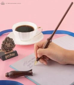 Stylo Baguette 25 Cm Avec Support Et Marque-page Lenticulaire Luna Lovegood -Harry Potter Série Magasin stylo baguette 25 cm avec support et marque page lenticulaire luna lovegood 3